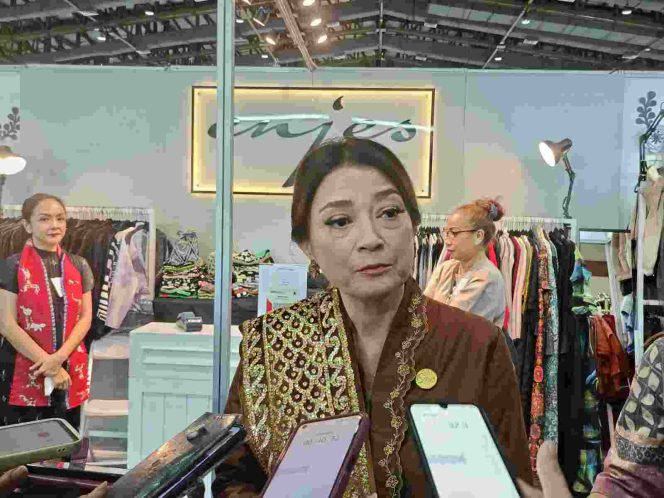 
					Ida Purbaya (Isteri Menkeu Purbaya Yudhi Sadewa): Bangga Daya Tarik Produk-produk Fashion, Kerajinan, dan Asesoris UMKM Semakin Berkualitas dan Mengikuti Tren.