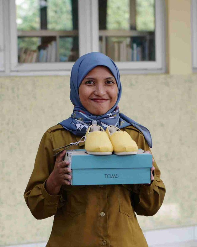 
					Langkah Penuh Makna: Sepatu TOMS Jadi Simbol Harapan bagi Guru dan Anak-anak di Peduli Anak Foundation Lombok. 