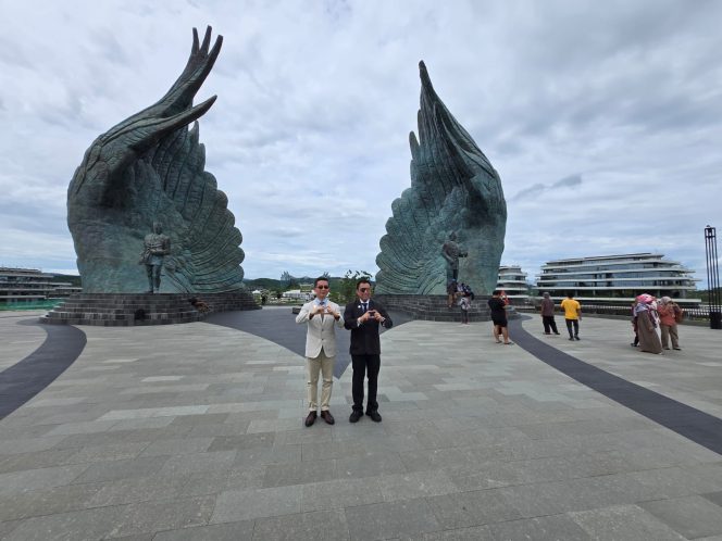 
					Sultan Paser 18 DR. M.H Andrian ST., MBA dari PT Royal Nusantara Raya Group membawa investor Rectitude meninjau peluang investasi energi hijau, ketahanan pangan, dan produk safety equipment serta hardware di IKN.