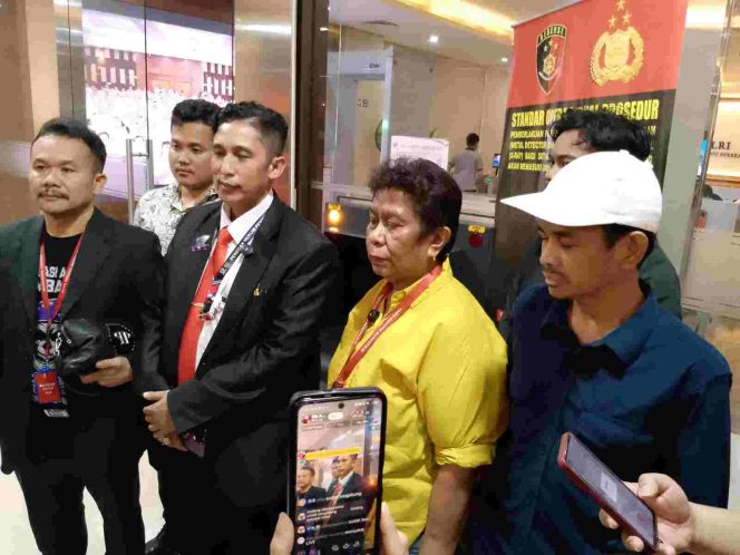 
					Adv. Dr.c.M.Firdaus Oiwobo SH., MH (Mewakili Tim Hukum Pembela Bayangkari): Kami Ingin Mendamaikan Vanessa dengan Suaminya.Selesaikan Kasus Vanessa Christmas secara Kekeluargaan dan Restorative Justice