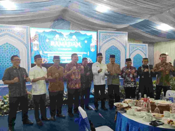 
					Dihadiri Sekjen Kemendagri      Komjen. Pol. Drs. Tomsi Tohir, M.Si  dan Duta Besar Timor Timur  Roberto Sarmento de Oliveira Soares  , BNPP  Gelar Santunan Anak Yatim dan Pembagian Sembako sekaligus Buka Puasa Bersama