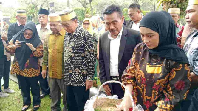 
					HM Rusdi Taher Ketua Umum KKM Bone Hadiri Ziarah Makam Leluhur Di TMP Kalibata