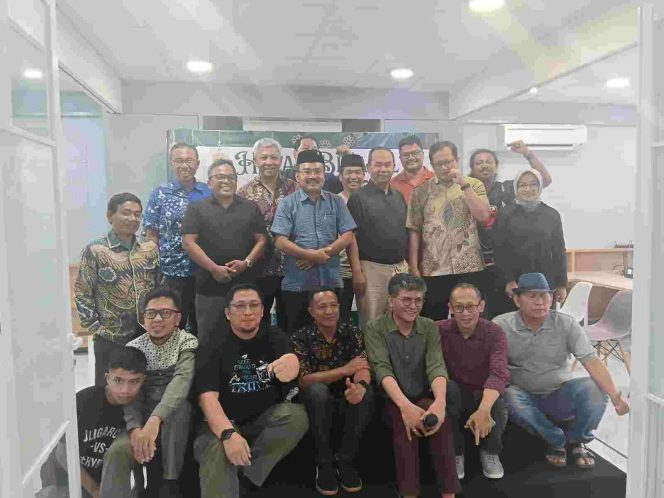 
					Samsul Arifin (Pengusaha): Masyarakat Meminta Pemerintah Lakukan Pembenahan Diri dari Dalam