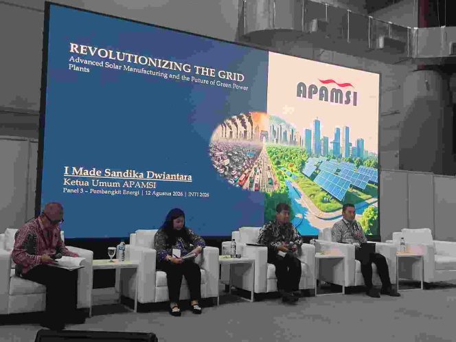 
					I Made Sandika Dwiantara, Perwakilan Asosiasi Pabrikan Modul Surya Indonesia (APAMSI): Kualitas dan Keandalan Panel Surya Buatan Produsen Lokal Tidak Kalah dari Produk Impor, termasuk Produk Asal Tiongkok yang selama ini Mendominasi Pasar Global.