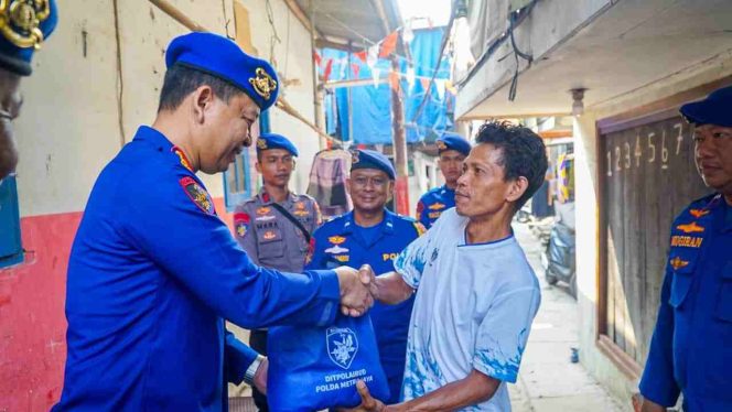 
					Polairud Polda Metro Jaya Salurkan Bantuan Kursi Roda dan Sembako kepada Warga Pluit